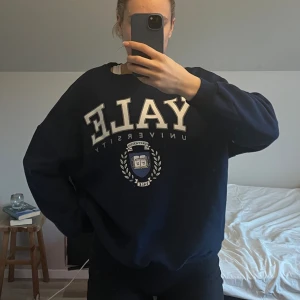 Collagetröja - Super fin tröja från PULL&BEAR som tyvärr inte kommer till användning längre, användt få gånger därav bra skick. 