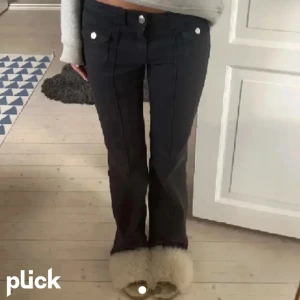 Trendiga cargobyxor - Jättefina byxor från hm! Knappt använda så de är iprincip nyskick. Bra längd i benen på mig som är 172 och är perfekt låga i midjan. Bilden är lånad!💕