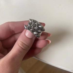 Säljer denna ring i storlek 18,5 för att den inte används längre ❤️köpte den för 400 köpare står för frakten 
