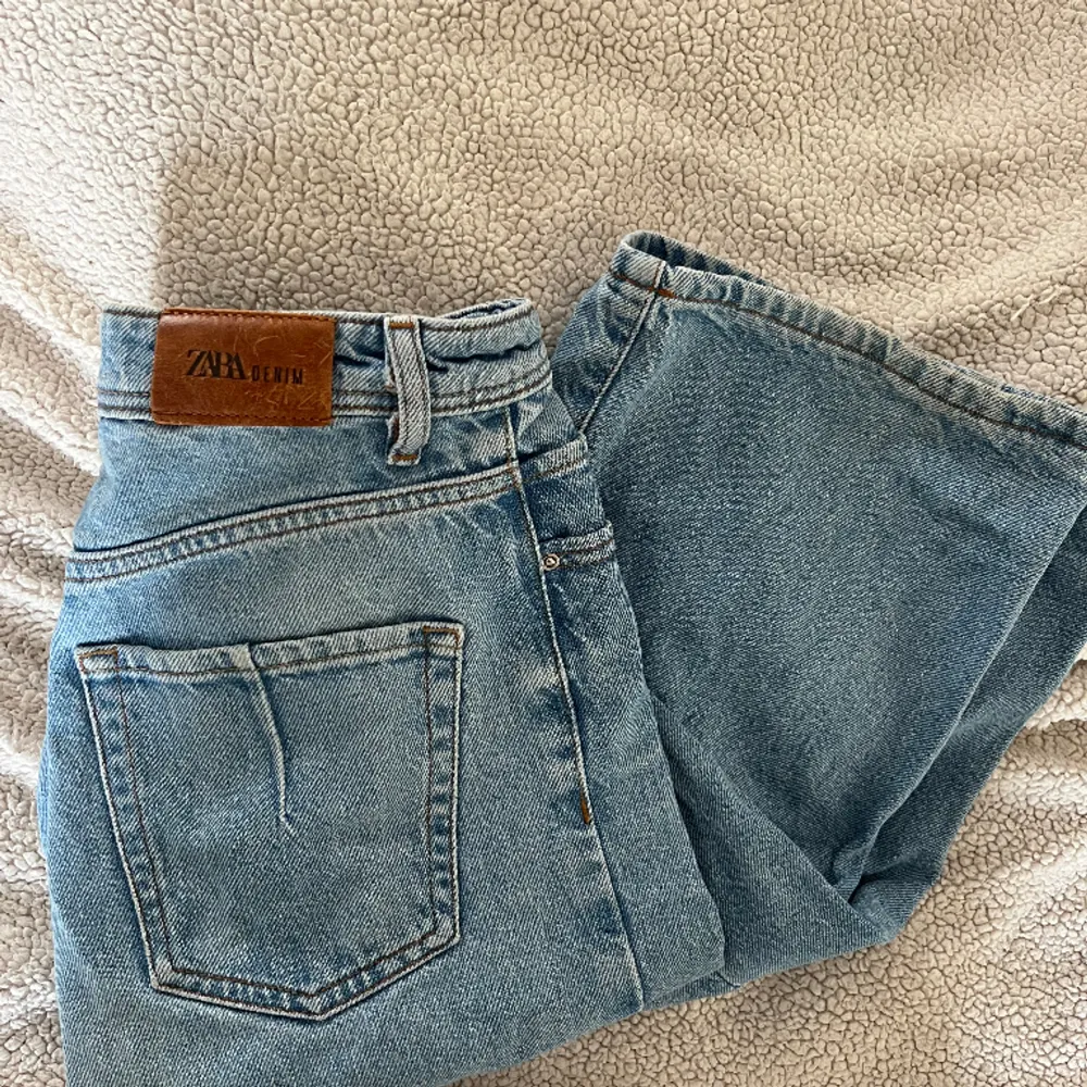 Jeans från Zara, använda men inga defekter, passar mig som är 169cm bra i benen☺️. Jeans & Byxor.