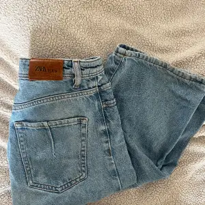 Jeans från Zara, använda men inga defekter, passar mig som är 169cm bra i benen☺️