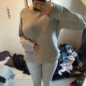 Grå stickad  - Grå stickad tröja från Vero Moda, använd få tal gånger.  Ny pris 250:-  (Priset kan sänkas vid snabb affär) 