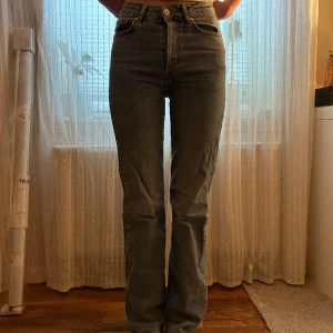 Högmidjade jeans - Bra skick men lite trasig nere vid fötterna. Passar någon som är runt 170 cm lång. Pris går att diskutera. Köpt för 500 kr. Skriv om det är något man undrar!💕