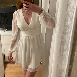 Studentklänning  - Säljer denna superfina klänning som är perfekt till student eller skolavslutning nu! Använd endast en gång därav i nyskick. Jag är 174 cm lång ! 