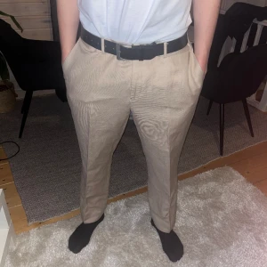Kostym/linne byxor - Kostym byxor som ser ut som linne byxor med en fin passform och blir perfekta inför sommaren. Funkar även som vanliga kostym byxor. Pris kan förhandlas