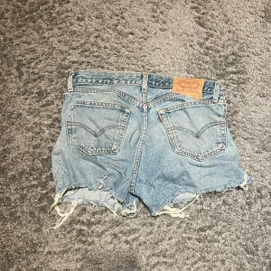 Levis jeansshorts - I storlek 31, knappt använda!