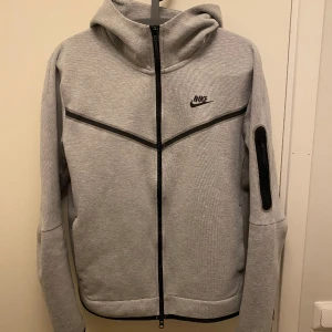 Techfleece i M - -Techfleecen används inte längre så mycket, drf till salu. -Hoodien är i M  -Hör av dig vid minsta lilla fundering 👍🏽 
