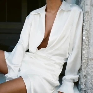 Satinklänning Zara - Helt ny oanvänd skjortklänning i satin från Zara. Lappen sitter fortfarande kvar. 