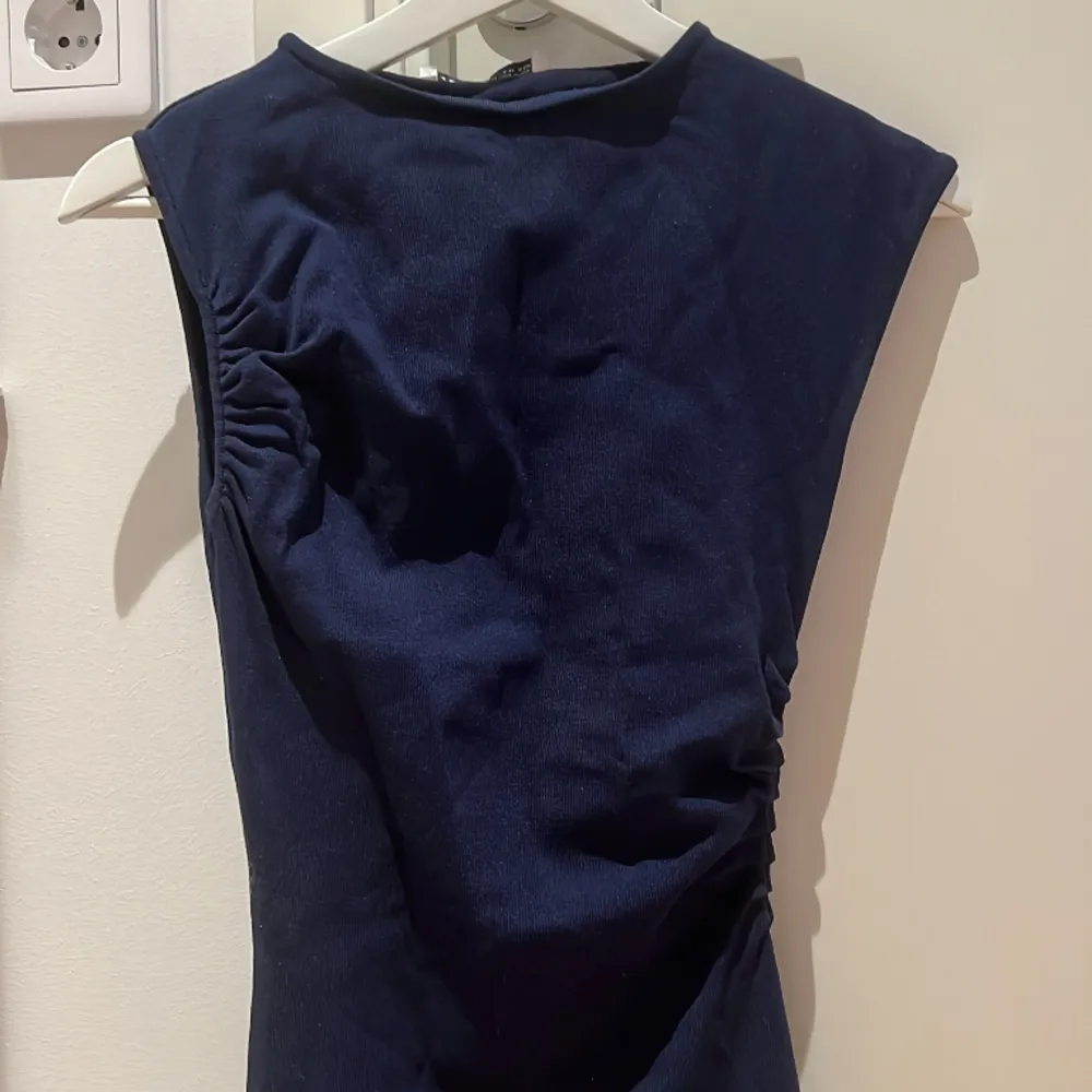En snygg blå simpel klänning från Zara 💕 I storlek M men passar jätte bra på mig som bär XS och S i vanliga fall. Klänningar.