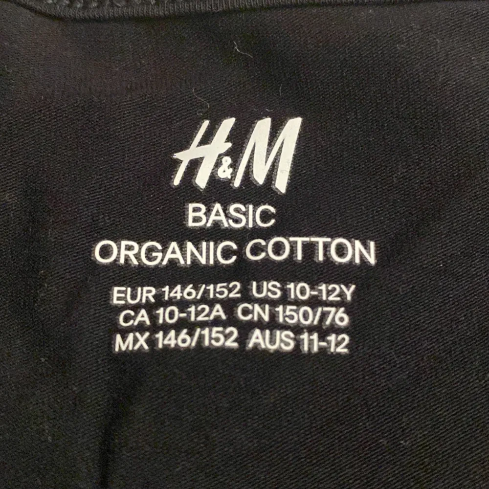 Aldrig använd, inga hål eller fläckar! Köpt från: H&M  Storlek: 146/152 Material: 100% bomull . Toppar.