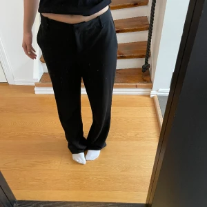 Kostymbyxor - Supersköna kostymbyxor från Vero Moda i storlek 40 och de är i ett bra skick!😊