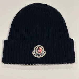 Moncler mössa - Tjena säljer nu min moncler mössa den är i One size och den är väldigt skön  mössa. Den är väldigt bra skick och ser väldigt ny. Perfekt nu. Priset går att diskutera 