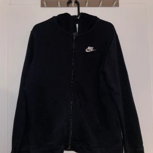 Nike zip tröja - Snygg nike zip hoodie. Sitter som xs/s