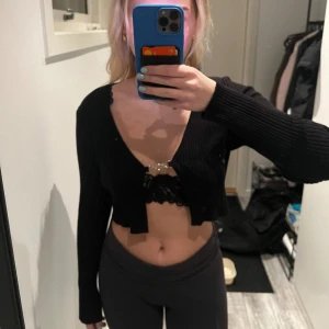 Svart fest topp  - Svart ”fest” topp från hm❤️