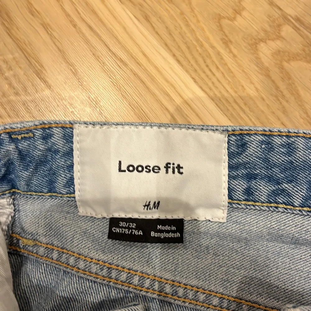 Ljusblå jeans från H&M. Storleken är 30/32 och passformen är loose fit. Säljer likadana fast Svarta/ Mörk grå. Jeans & Byxor.