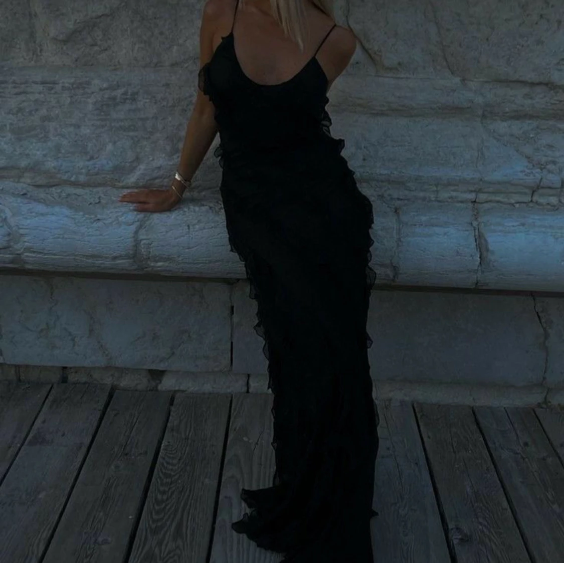 Svart volangklänning  - 90