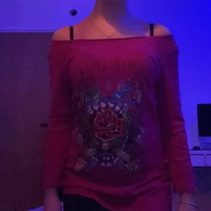 Ed Hardy tröja rosa utan axlar!  - Detta är en nästan helt ny, riktig ed Hardy tröja som är klippt vid axlarna. Den är inte använd mycket och har inga fläckar. Mer bilder kan fås skickat om man vill :)