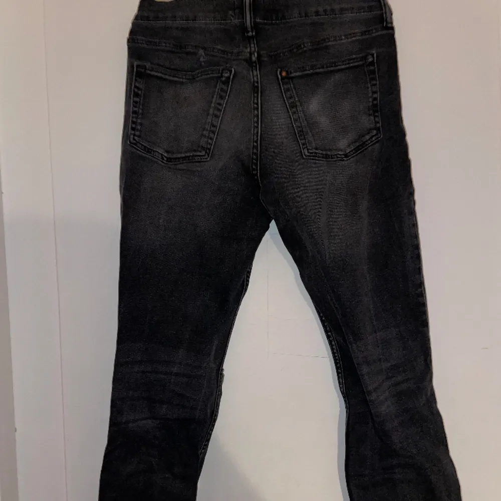 Svarta rivna jeans i bra skick. Sitter som 30/30. Jeans & Byxor.