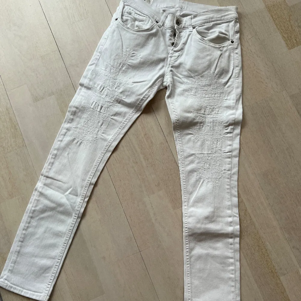 Säljer dessa as fräcka dondup jeans!Storlek: 31! Modellen heter George & jeansen är köpta på United Fashion! Nypris: 4200kr. Jeans & Byxor.