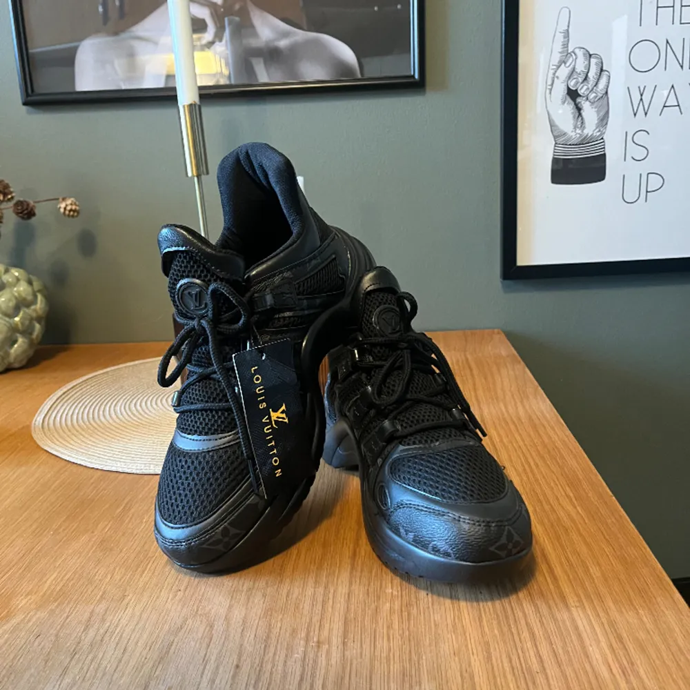Garderobsränsning!  Knappt märkbart använda Svarta Sneakers storlek 39 från Louise Vuitton . Skor.