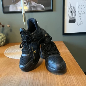 Louise Vuitton Sneakers  - Passa på att göra ett super klipp efter min stora Garderobsränsning!  Knappt märkbart använda Svarta Sneakers storlek 39 från Louise Vuitton 