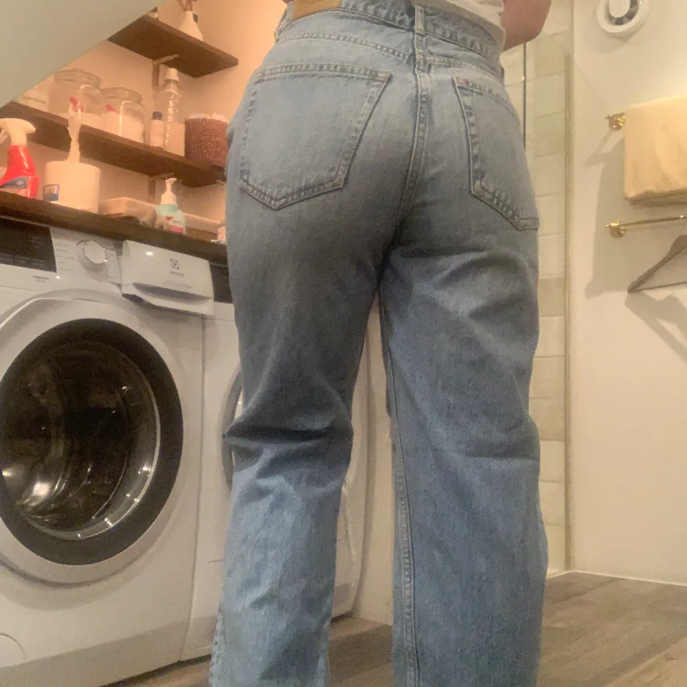 Ljusblå fina jeans från Ginatricot. Straight modell i storlek 34 sitter bra på mig som är 158 cm lång. Dom hade hål från början men är lite slitna så hålen har blivit lite större men inget som man tänker på. Endast snygga slitningar💞. Jeans & Byxor.