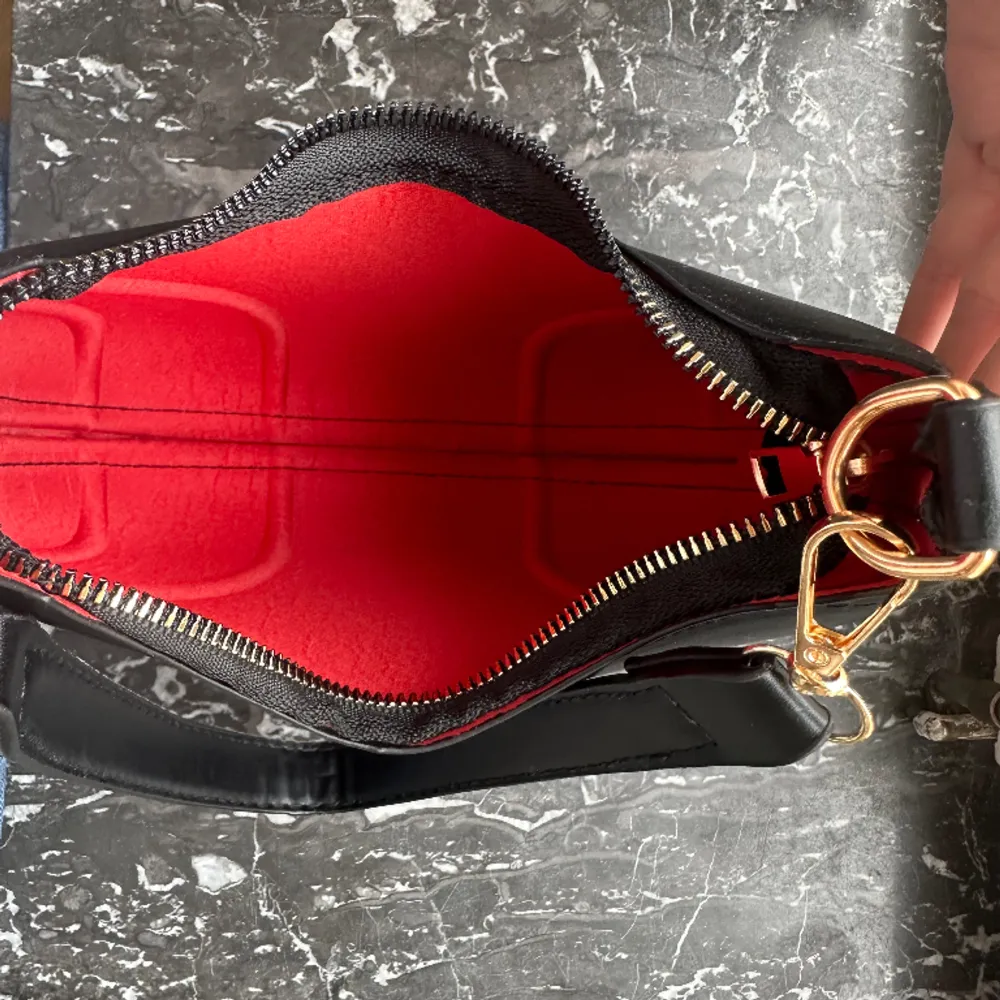 Så söt handväska i svart med röd insida❤️❤️ Nyskick!. Väskor.