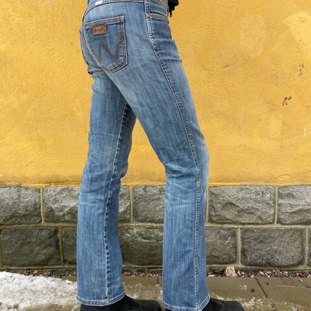 〰️Straight jeans från Wrangler〰️  Storlek: 29/30 Skick: Okej skick, slitage vid grenen  📏 MÅTT 📏 Midja: 42cm Ytterbensmått: 95cm Innerbensmått: 79cm Gren: 21,5cm Öppning ben: 23,5cm  Modellen är 165cm lång.. Jeans & Byxor.