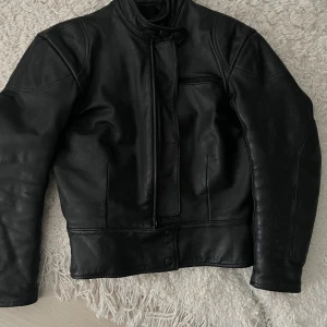 Svart läderjacka  - Svart läderjacka i storlek xs. Lite tjockare i materialet så passar perfekt för vår!