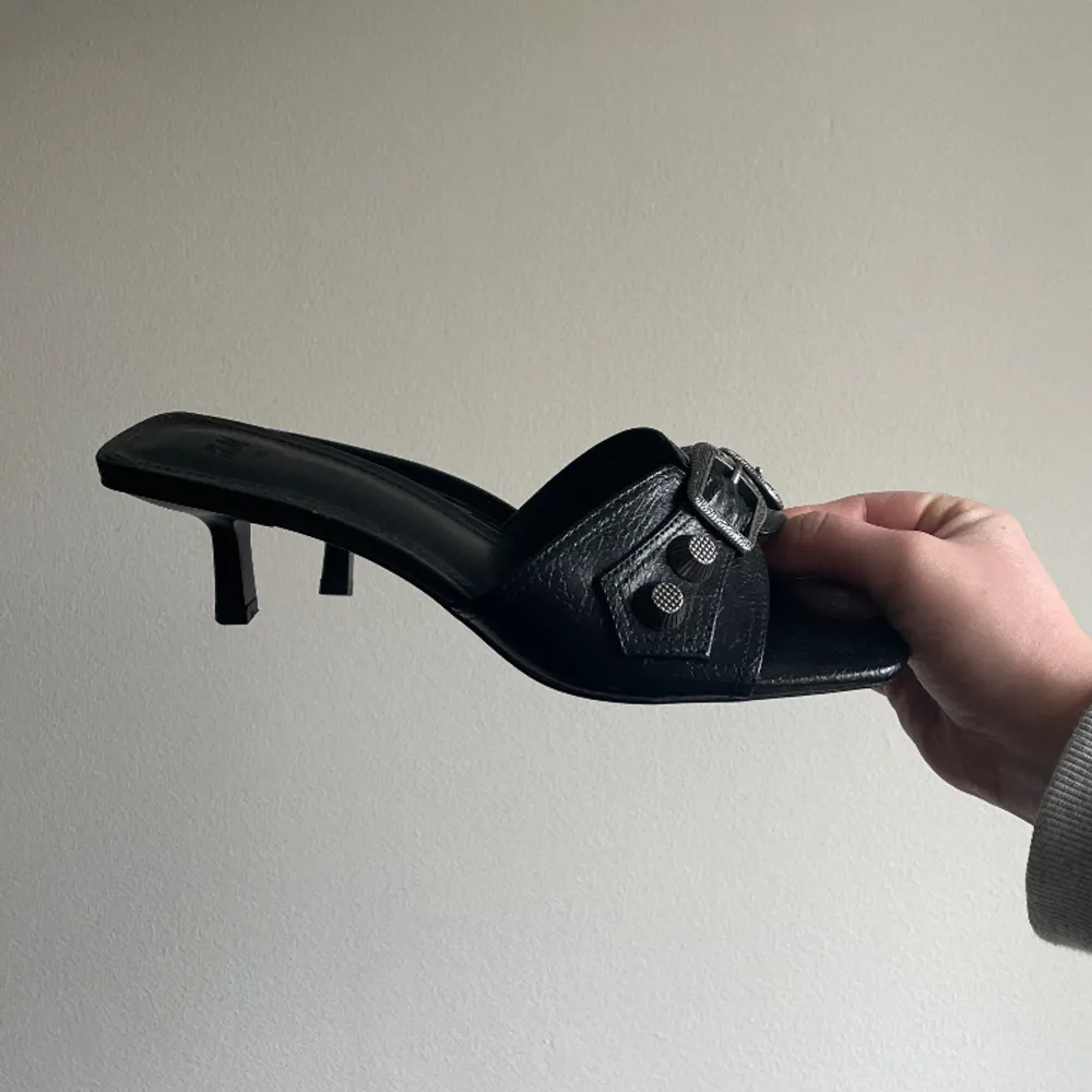 Söta mules / kitten heels från H&m, inspirerande av Balenciaga klackarna! Aldrig använda, endast testade inomhus. Skor.