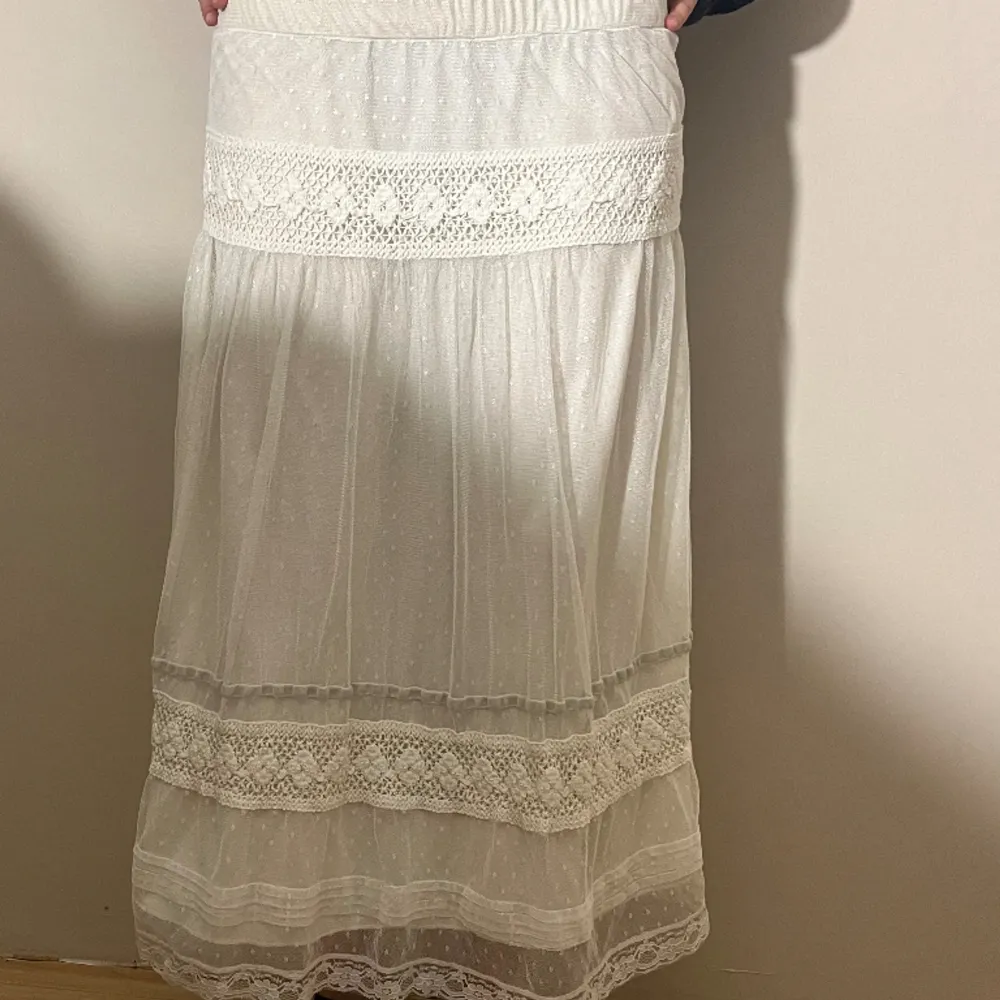 Super snygg vit lång Lågmidjad kjol, säljer den då den inte kommer till användning, den är i nyskick och jätte fin💕 Kjolen är i storlek L och sitter väldigt lågmidjat men skulle säga att den är som en xs/xxs💕skriv om ni har fler frågor💕. Kjolar.