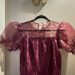 As snygg vin röd blus/topp - Säljer denna as snygga blus/tröja tyvärr har den inte kommit till användning (använder Max 1-2 gånger🤍) köpt 2022-2023. Den är i jätte bra skick! Pris kan diskuteras 🤍