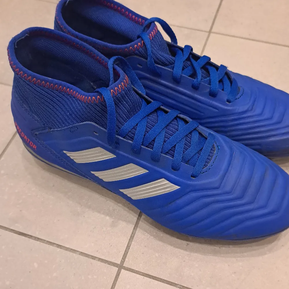 Fotbollskor Adidas PREDATOR  Storlek 38⅔ Bra skick  Perfekta för både konstgräs och vanligt gräs. Skor.