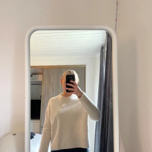 Vit ulltröja från & Other Stories - Fin tröja som tyvärr är för liten 