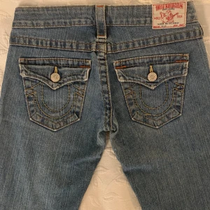 True religion jeans  - säljer den här sjukt snygga true religion bootcut jeansen med låg midja i storlek 25😍Köpta från sellpy och har inte använts pga fel storlek 💕