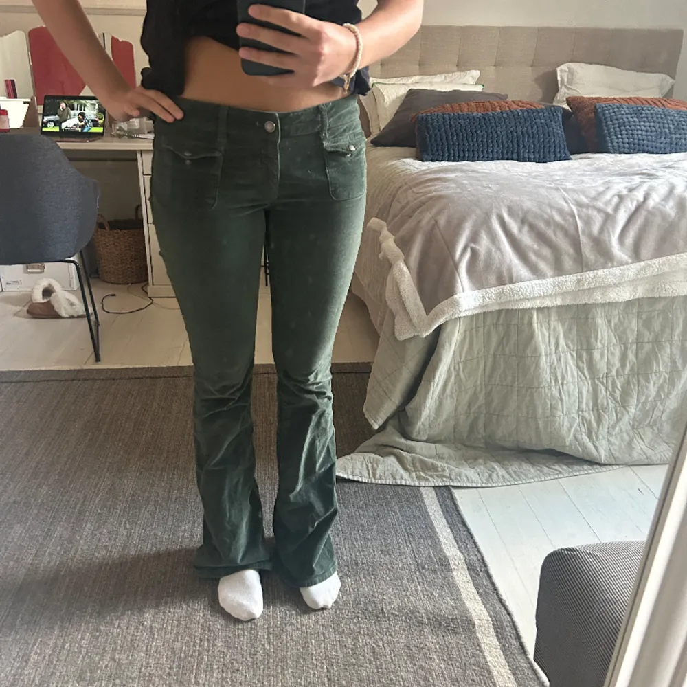 Gröna lågmidjade jeans💚 långa och sitter väldigt bra, säljer då de tyvärr används för lite! Storleken är 28/32💫. Jeans & Byxor.