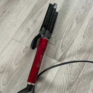 Vågtång  - Säljer min vågtång, fungerar felfritt och är sparsamt använd. Värmen går att justera. Vanlig elkontakt.  Inköpt för ca 599:- men säljer då den inte kommer till användning(jag har lockigt hår själv) 🌸☺️