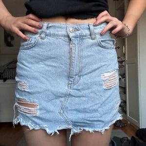 Kjol - Super fin jeanskjol från pull & bear som jag tyvärr inte fått så mycket användning för! Super fint skick