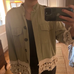 Zara vårjacka  - Super fin grön jacka med detaljer från zara! Perfekt till våren och sommaren! Helt i nyskick 