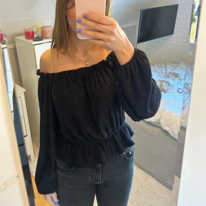Topp - Off shoulder topp i bra skick