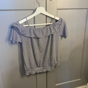 randig off-shoulder till sommarn - Köpt på H&M för 199kr. Randig med färgerna vit och marin blå. Använd 1-2 gånger. 