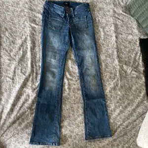 Flare jeans från Vero Moda med snygga fickor fram. Jeansen är i bra skick och säljer för att dem är för korta på mig som är 175 cm. Midjemått 73 och innebenslängd 81 cm. ⭐️💕