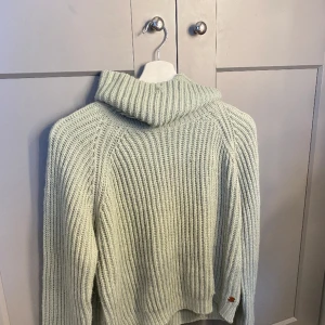 Ljusgrön stickad tröja - Använt fåtal gånger, bra skick.  Nypris: 400kr