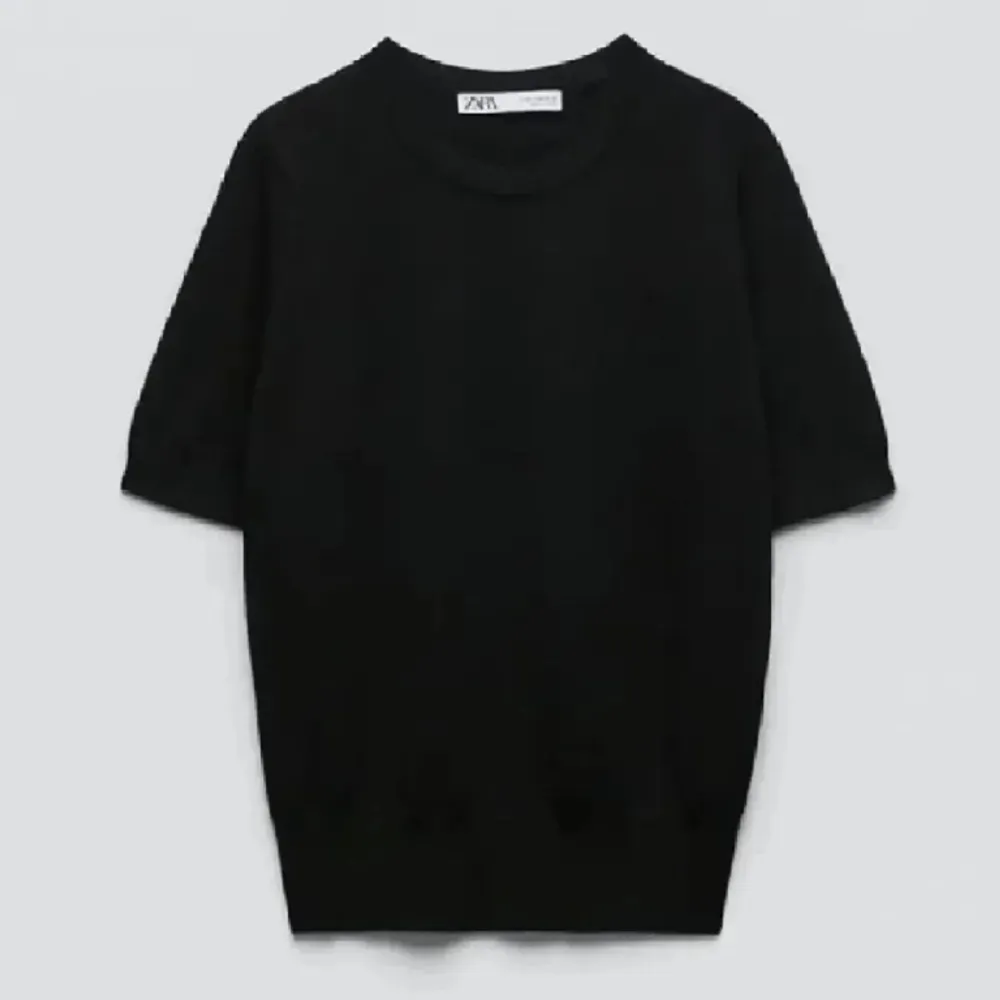  TRYCK INTE PÅ KÖP NU ❤️Intressekoll på denna tröjan från zara 🤍skriv om ni undrar något 💖. T-shirts.