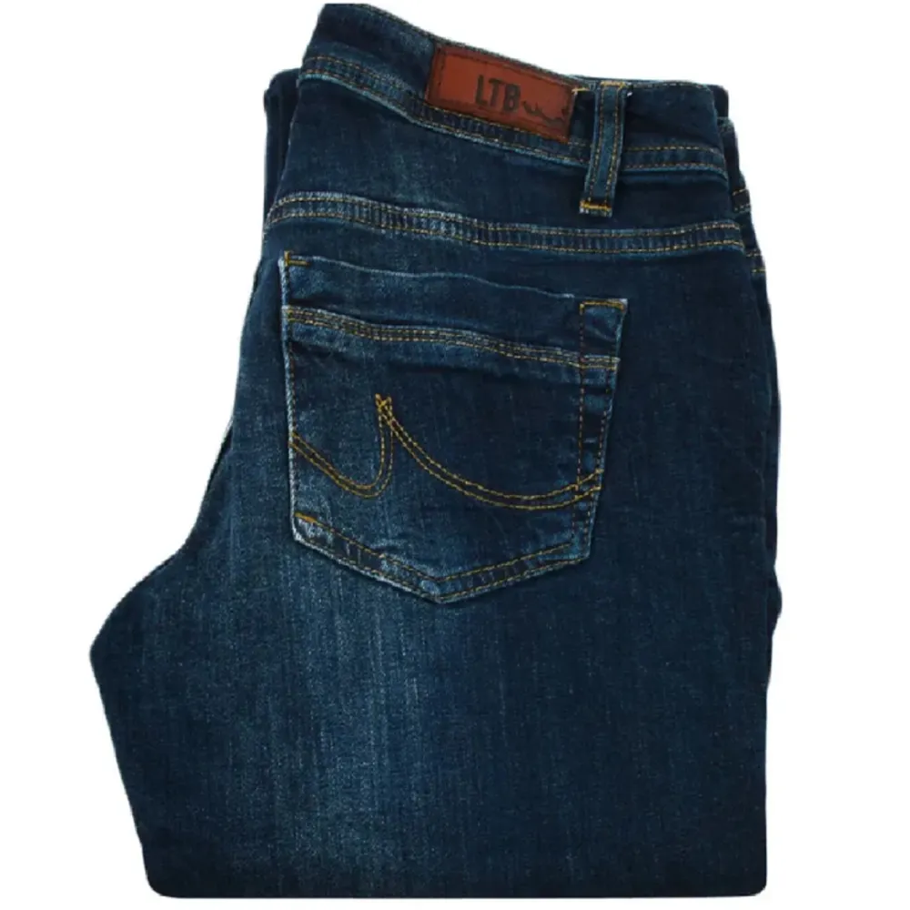 Lågmidjade ltb jeans i superbra skick. Midjemått: 72 cm. Innerbenslängd: 74 cm.. Jeans & Byxor.