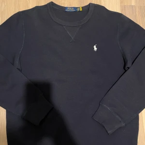 Ralph Lauren sweatshirt  - Tröjan är helt ny men har tagit av lapparna (finns kvar om det önskas). Tröjan ser svart ut på bilderna men är mer mörkblå i verkligheten.