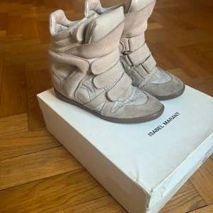 Isabel marant skor - Beiga Isabel marant skor. De har en slitning på ena skon (se bild 3), men absolut ingenting som syns när man har på sig dem. Har både kartong och dust! bag!