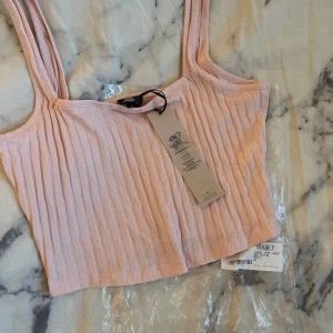 Rosa ribbad topp - En rosa ribbad topp från Bubbleroom i nyskick. Aldrig använt då ja beställde i XS men fick den i M.