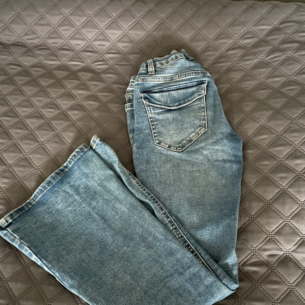 Jättefina blåa jeans i superbra skick, inga defekter. Säljs eftersom de inte passar mig. Kontakta mig vid intresse eller frågor, jag kan sätta på ”köp nu” knappen vid köp💕 Köparen står för frakten!. Jeans & Byxor.