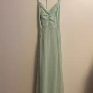 Säljer denna ljusgröna klänningen från h&m. Funkar till sommaren, bröllop samt till andra eventer. Går att göra en rosett på baksidan.  Skön material. Säljer pga av att den har blivit liten på mig.  Köptes för 400kr säljer för 150kr, skriv för pris💕